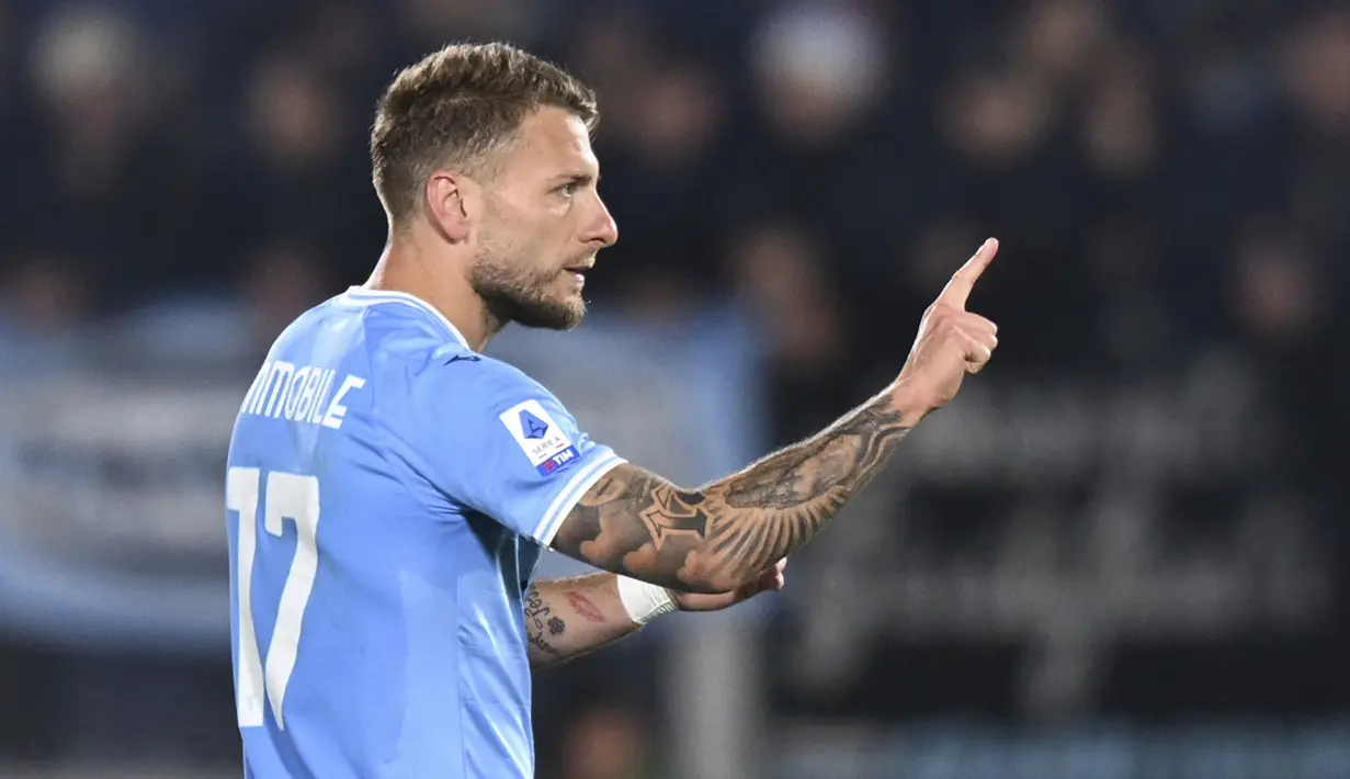 Pemain Lazio, Ciro Immobile melakukan selebrasi setelah mencetak gol ke gawang Spezia pada laga lanjutan Liga Italia 2022/2023 di Alberto Picco Stadium, La Spezia, Italia, Jumat (14/04/2023).  Immobile terlibat kecelakaan di Roma pada Minggu, 16 April 2023 waktu setempat. Mobil yang ditumpangi bersama dua anak perempuannya bertabrakan dengan trem di Jalur 19, yang menghubungkan kawasan Flaminio dan Prati. (AP/LaPresse/Tano Pecoraro)