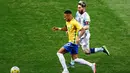 Penyerang Brasil, Neymar berebut bola dengan pemain Argentina, Messi dalam pertandingan Kualifikasi Piala Dunia 2018 di stadion Mineirao, Belo Horizonte, Brasil (10/11). Messi dan timnya harus menelan kekalahan 3-0 atas Brasil. (Reuters/Ricardo Moraes)