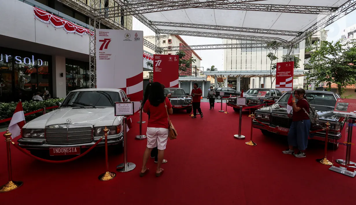 Suasana Pameran Mobil Kepresidenan yang digelar oleh Kementerian Sekretariat Negara (Kemensetneg) di Gedung Sarinah, Jakarta Pusat, Kamis (18/8/2022). Pameran dalam rangka Hari Ulang Tahun ke-77 Kemerdekaan Republik Indonesia ini digelar hingga 22 Agustus mendatang dan memamerkan mobil kepresidenan dari Era Presiden Soekarno hingga Presiden Joko Widodo. (Liputan6.com/Johan Tallo)