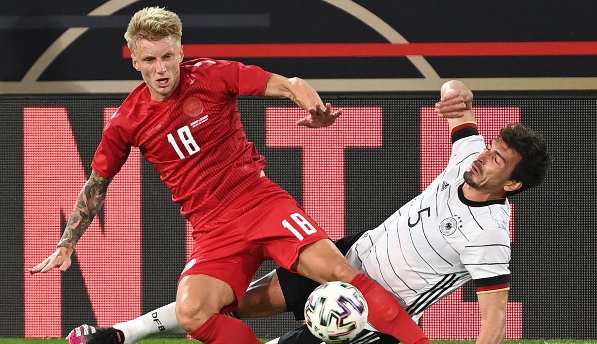 Mats Hummels. Serupa dengan Thomas Mueller, bek Borussia Dortmund berusia 32 tahun ini sudah absen membela Timnas Jerman selama 2 tahun akibat kebijakan regenerasi. Kini, pengalamannya kembali dibutuhkan untuk menjadi mentor bagi para pemain muda di skuat Der Panzer. (AFP/Federico Gambarini/Pool)