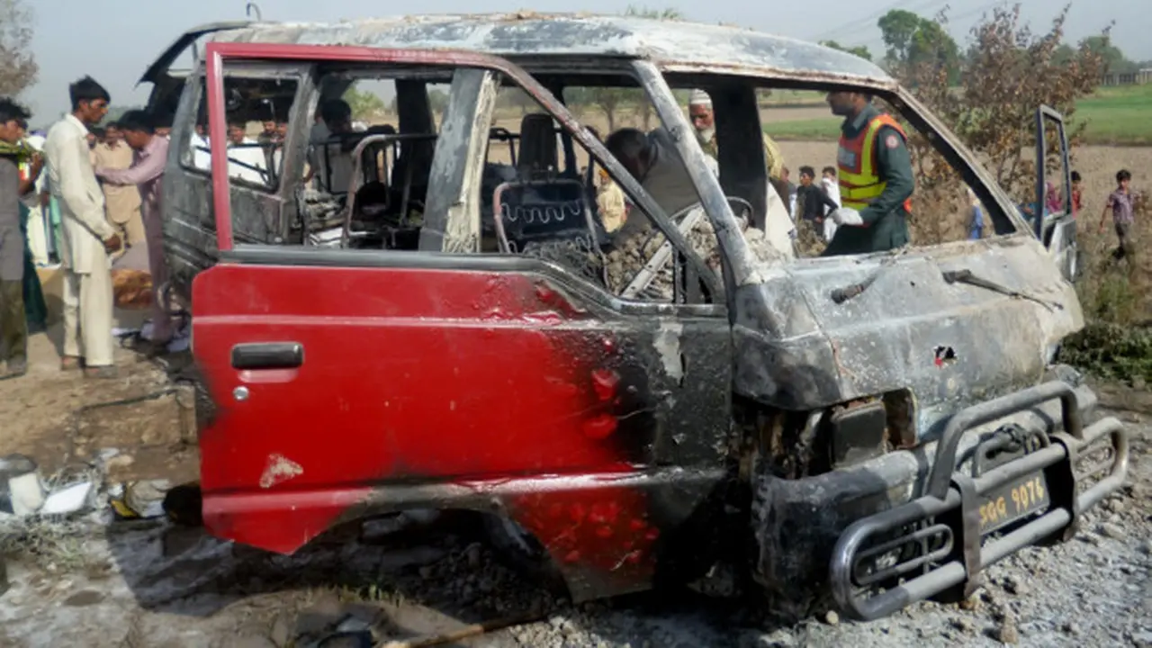 Bus yang terkena kebakaran pada 25 Mei 2013, sedikitnya 16 anak dan guru mereka tewas ketika bus sekolah mereka terbakar di Pakistan timur. (AFP)