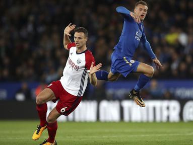 Aksi pemain West Bromwich Albion, Jonny Evans berduel dengan penyerang Leicester City, Jamie Vardy pada laga Premier League di King Power Stadium, Leicester, (16/10/2017). Leicester bermain imbang 1-1. (Nick Potts/PA via AP)