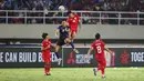 <p>Pemain Timnas Indonesia,&nbsp;Asnawi Mangkualam Bahar berduel udara dengan pemain Laos,&nbsp;Phousomboun Panyavong pada laga&nbsp;lanjutan Grup B Piala AFF 2024 di Stadion Manahan, Solo, Jawa Tengah, Kamis (12/12/2024). (Bola.com/Abdul Aziz)</p>