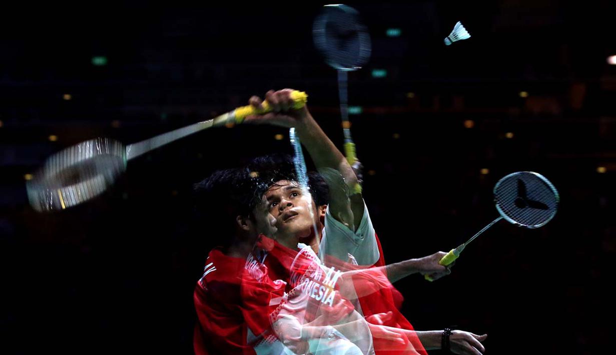 Aksi pebulutangkis putra Indonesia, Firman Abdul Kholik, saat berhadapan dengan pemain Thailand, Boonsak Ponsana. Foto ini diambil dengan teknik multi exposure. (Bola.com/Arief Bagus)
