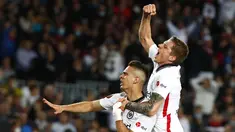 Penyerang Eintracht Frankfurt Santos Borre merayakan gol kedua timnya ke gawang Barcelona pada leg 2 perempat final Liga Europa di Camp Nou, Jumat (15/4/2022). Barcelona secara mengejutkan kalah 2-3 dari Eintracht Frankfurt. (AP Photo/Joan Monfort)