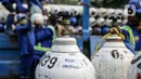 Sejumlah tabung oksigen yang akan didistribusikan bejajar di Posko Rescue Oxygen, Monas, Jakarta, Senin (5/7/2021). Posko Rescue Oxygen didirikan untuk membantu penyediaan tabung oksigen bagi rumah sakit pemerintah dan swasta khusus COVID-19. (Liputan6.com/Faizal Fanani)