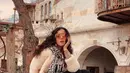 Blazer bulu dan scarf motif macan juga dapat menjadi inspirasi outfit liburanmu ke Turki seperti Beauty Influencer kesayanganmu satu ini. (Instagram/tasyafarasya)
