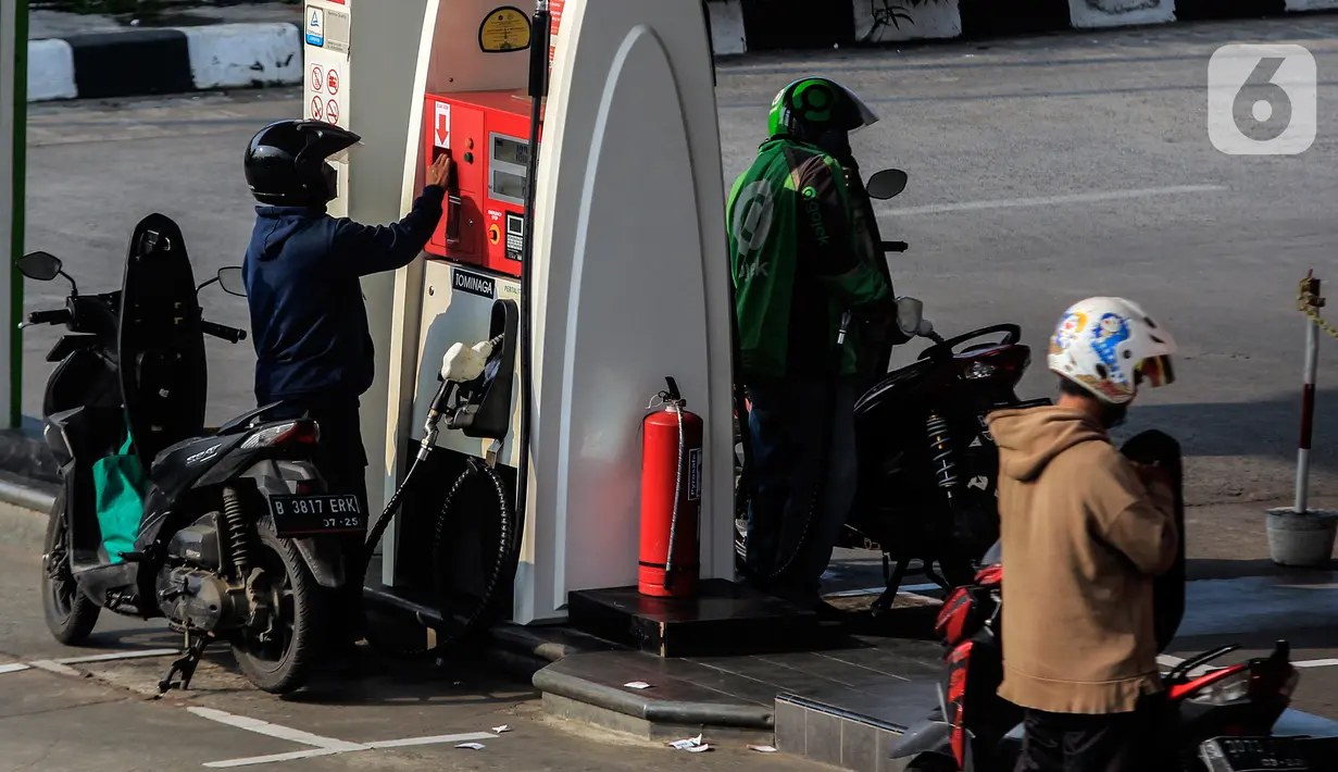 Konsumen mengisi bensin secara mandiri (self service) di SPBU Kelapa Dua, Jakarta , Kamis (14/4/2022). Pemerintah memberi sinyal akan menaikkan harga Pertalite dan solar. Hal ini menjadi langkah pemerintah dalam menghadapi dampak kenaikan harga minyak mentah dunia. (Liputan6.com/Johan Tallo)