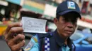 Petugas parkir memperlihatkan struk transaksi pembayaran pada mesin parkir meter atau Tempat Parkir Elektronik (TPE) di Jalan Sabang, Jakarta Pusat, Senin (21/9/2015). Diduga mereka mendapatkan gaji di bawah UMP  DKI Jakarta. (Liputan6.com/Gempur M Surya)