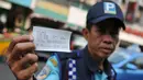 Petugas parkir memperlihatkan struk transaksi pembayaran pada mesin parkir meter atau Tempat Parkir Elektronik (TPE) di Jalan Sabang, Jakarta Pusat, Senin (21/9/2015). Diduga mereka mendapatkan gaji di bawah UMP  DKI Jakarta. (Liputan6.com/Gempur M Surya)