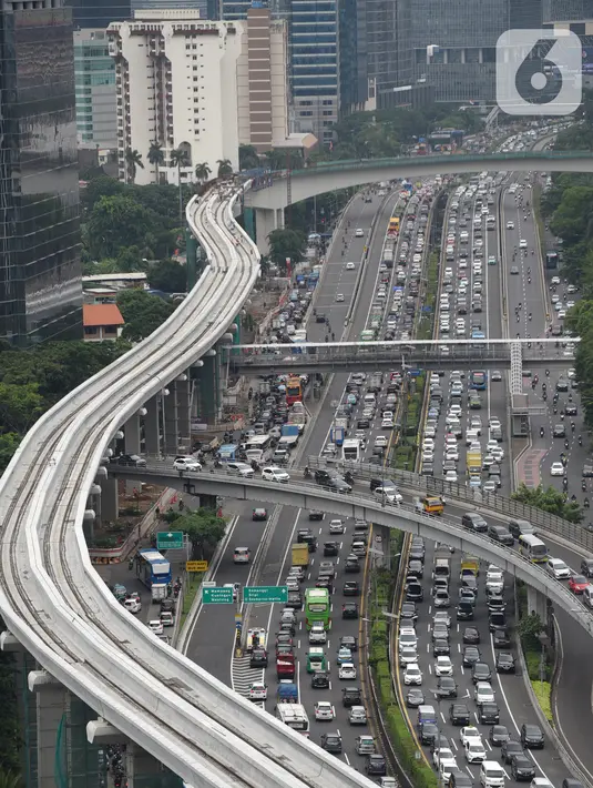 Suasana proyek pembangunan LRT Jabodebek di kawasan Jalan Gatot Soebroto, Jakarta, Senin (3/2/2020). Pembangunan LRT yang ditargetkan selesai Juli 2021 mundur dari jadwal dan dipercepat penyelesaiannya pada Desember 2021. (Liputan6.com/Fery Pradolo)