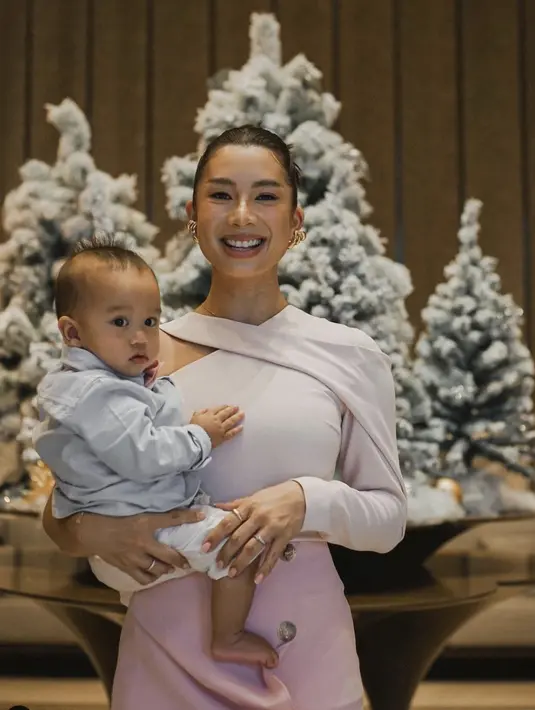 Penampilan cantik Jennifer Bacdhim kembali dibuktikan dengan dress pink disertai aksen top asimetris yang begitu manis dikenakan. [Foto: Instagram/ Jennifer Bachdim]