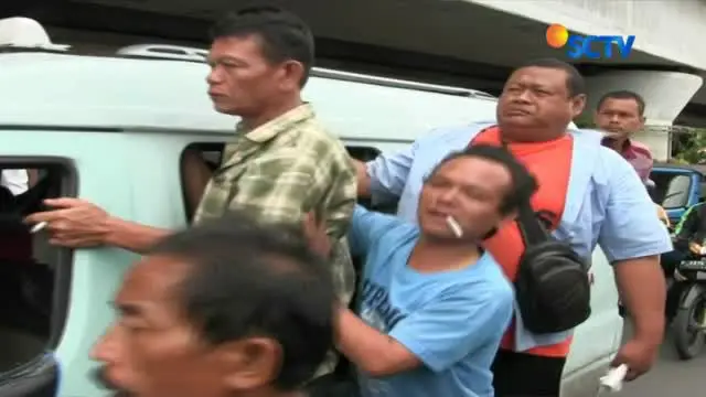 Sopir angkot kembali berunjuk rasa di Balai Kota DKI Jakarta untuk tuntut Jalan Jatibaru dibuka.