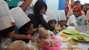 Ibu Wakil Presiden, Mufidah Jusuf Kalla (kanan) meninjau stand demo masak kanak-anak pada puncak peringatan Hari Ikan Nasional ke-2 di Jakarta, Minggu (22/11/2015). Beragam acara memeriahkan puncak Harkannas ke-2. (Liputan6.com/Helmi Fithriansyah)