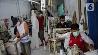 Pekerja menyelesaikan pembuatan pakaian untuk Alat Pelindung Diri (APD) tenaga medis di Penggilingan, Jakarta, Kamis (26/3/2020). Akibat melonjaknya jumlah kasus penyebaran Covid-19 di beberapa wilayah di Indonesia menyebabkan terbatasnya ketersediaan APD di pasaran. (Liputan6.com/Faizal Fanani)