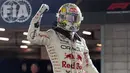 Pembalap Red Bull Racing, Max Verstappen melakukan selebrasi setelah memenangkan Formula 1 GP Las Vegas 2023 yang berlangsung di Las Vegas Street Circuit, Amerika Serikat, Minggu (19/11/2023) WIB. (AP Photo/Darron Cummings)