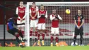 Pemain Crystal Palace Eberechi Eze (kiri) melakukan tendangan bebas saat melawan Arsenal pada pertandingan Liga Inggris di Emirates Stadium, London, Inggris, Kamis (14/1/2021). Pertandingan berakhir imbang 0-0. (Julian Finney/Pool via AP)