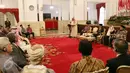 Suasana pertemuan di Istana Merdeka, Jakarta, Kamis (4/5). Usai menyambut pangeran Khalid, Jokowi dan pangeran bersilaturahmi dengan peserta Musabaqah Hafalan Alquran dan Hadist Pangeran Sultan bin Abdul Aziz Alu Su'ud. (Liputan6.com/Angga Yuniar)