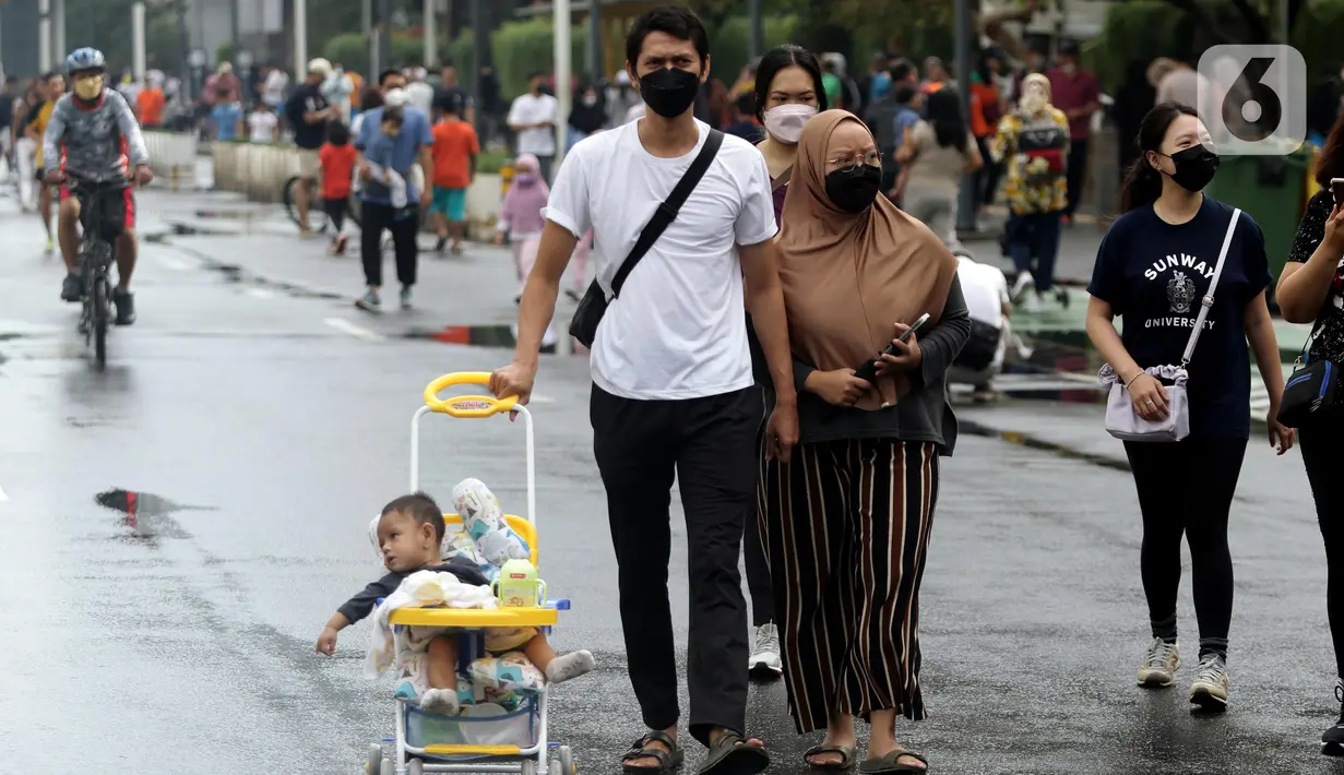 Warga berjalan saat penyelenggaraan Hari Bebas Kendaraan Bermotor di Jlalan MH Thamrin, Jakarta, Minggu (29/5/2022). Hari Bebas Kendaraan Bermotor yang kembali diselenggarakan pada setiap hari Minggu dimanfaatkan warga untuk berolahraga. (Liputan6.com/Helmi Fithriansyah)