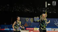 Ganda Putra Indonesia, Fajar Alfian memukul kok saat melawan Kittinupong Kedren/Dechapol Puavaranukroh di babak perempat final Indonesia Open 2017 di Jakarta, Jumat (16/6). Fajar/Rian menang 21-13, 18-21, 21-12. (Liputan6.com/Faizal Fanani)