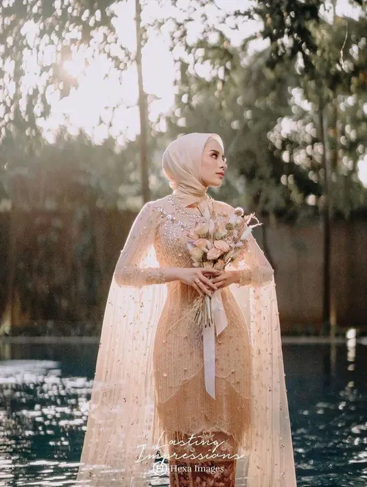 Kebaya modern dengan aksen cape seperti yang dikenakan Aghnia Punjabi bisa jadi pilihan. [Instagram/aghniapunjabi].
