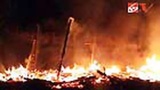 Ratusan warga merusak dan membakar rumah seorang warga Desa Sukamaju, Kabupaten Bandung, Jabar. Aksi ini dipicu beredarnya isu penculikan dan pemilik rumah yang juga seorang paranormal dituding warga sebagai pelakunya. 