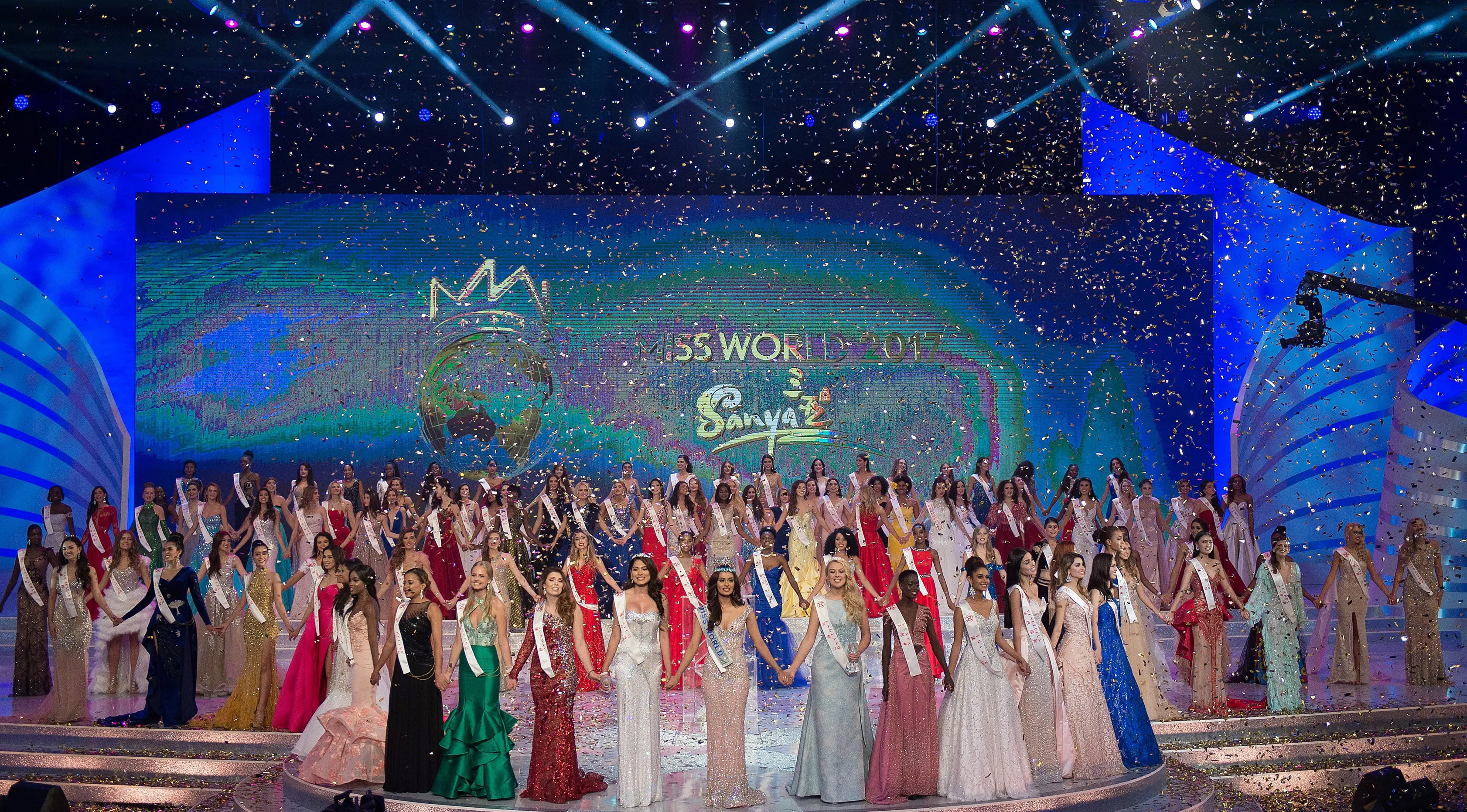 Kontestan ajang Miss World berpose seusai malam anugerah Miss World ke-67 di Sanya, Tiongkok, Sabtu (18/11). Mahasiswa kedokteran asal India, Manushi Chhillar (20 tahun) dinobatkan sebagai Miss World 2017. (NICOLAS ASFOURI/AFP)