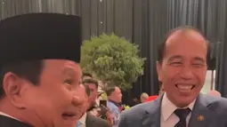 Pernikahan Rasyid, putra Hatta Rajasa, dengan Tamara, cucu Jusuf Kalla, menjadi ajang pertemuan tokoh-tokoh besar. SBY dan Jusuf Kalla bahkan didapuk menjadi saksi pernikahan, menambah makna dalam acara tersebut. Keberadaan mereka semakin memperkuat kesan kekeluargaan di antara para pemimpin.  (Liputan6.com/IG/@jokowi)