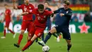 Penyerang Atletico Madrid, Fernando Torres berusaha melewati gelandang Muenchen, Javi Martinez di Liga Champions di Allianz Arena (4/5). Meski kalah 2-1 dari Munchen, Atletico melaju ke final dengan aggregat gol tandang. (Reuters/Michaela Rehle)