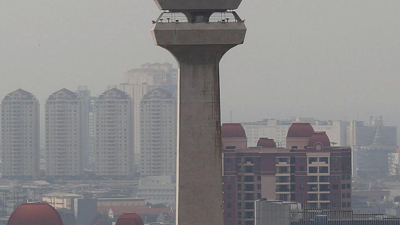 FOTO: Tak Ada Awan, Hujan Buatan untuk Tekan Polusi Udara di Jakarta Belum Bisa Dilakukan
