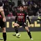 Gelandang AC Milan, Sandro Tonali mengontrol bola saat bertanding melawan Torino pada pertandingan babak 16 besar Coppa Italia di Stadion San Siro di Milan, Italia, Kamis (12/1/2023). Torino menang tipis atas AC Milan dengan skor 1-0 berkat gol Michel Adopo di perpanjangan waktu. (Marco Alpozzi/LaPresse via AP)