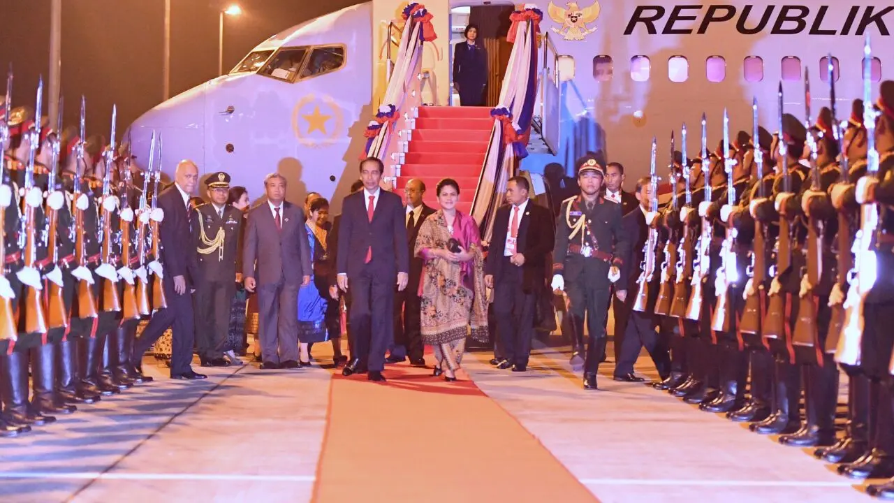 Presiden Jokowi dan Ibu Negara Iriana Joko Widodo tiba di bandara internasional Wattay, Vientiane Laos