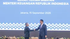 Menteri Keuangan Suahasil Nazara (kanan) bersalaman dengan pejabat sebelumnya, Purbaya Yudhi Sadewa, saat serah terima jabatan di Kementerian Keuangan, Jakarta, Selasa (15/9/2026). (KLY/Budy Santoso)