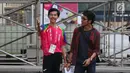 Volunteer Asian Para Games 2018 membantu pengunjung menunjukkan lokasi pintu masuk di Stadion GBK, Jakarta, Kamis (11/10). Mereka bertugas membantu kelancaran pelaksanaan Asian Para Games 2018. (Liputan6.com/Helmi Fithriansyah)