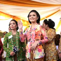 Selvi Ananda melambaikan tangan kepada para hadirin dan wartawan media cetak dan elektronik. (Galih W. Satria/bintang.com)