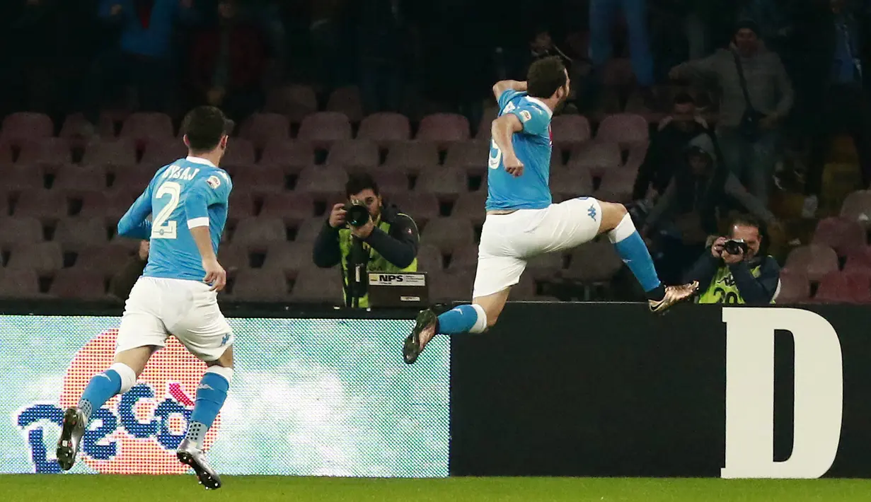 Penyerang Napoli, Gonzalo Higuain (kanan) melakukan selebrasi usai mencetak gol kegawang Inter Milan pada lanjutan Liga Serie A di  San Paolo, Naples, Italia (30/11). Napoli menang atas Inter Milan dengan skorg 2-1. (AFP/CARLO Hermann)
