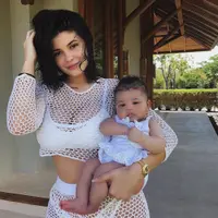Stormi sepertinya sangat menikmati waktu tidurnya sampai Kylie Jenner membangunkan dirinya. (instagram/kyliejenner)