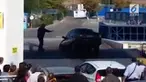 Petugas tak berhasil mencegah mobil yang melaju kencang.