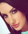 Seorang bintang porno, August Ames meninggal di usianya 23 tahun usai ia menuliskan kontroversial di akun Twitter pribadinya. (HollywoodLife)