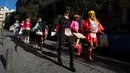 Peserta tiba untuk mengikuti balapan high heels pria di Madrid, Spanyol (18/1). Acara ini digelar untuk mempromosikan karnaval di Puerto de la Cruz. (AP Photo / Paul White)