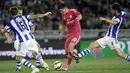 Penyerang Real Madrid, Karim Benzema (kiri), berusaha melewati hadangan tiga pemain Real Sociedad saat berlaga di lanjutan La Liga 2014-2015 di Stadion Anoeta, (1/9/2014). (REUTERS/Vincent West)