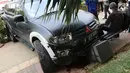 Sebuah mobil Pajero menabrak pembatas jalan di Jalan Rasuna Said, Jakarta, Kamis (29/9/2019). Mobil berwarna hitam menabrak hingga naik ke atas trotoar yang ada di sisi kiri jalan HR Rasuna Said dari arah Menteng. (Liputan6.com/Herman Zakharia)