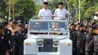 Anies dan Cak Imin atau dikenal dengan ‘AMIN’ menumpangi mobil Land Rover berwarna putih berpelat nomor (nopol) B 8165 JH. (Foto: Istimewa).