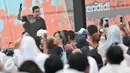 Aksi panggung Tulus saat menghibur penonton di Pesta Pendidikan di RPTRA Kalijodo, Jakarta, Selasa (2/5). Tulus meriahkan Pesta Pendidikan dalam Peringatan hari pendidikan Nasional di RPTRA Kalijodo. (Liputan6.com/Yoppy Renato)