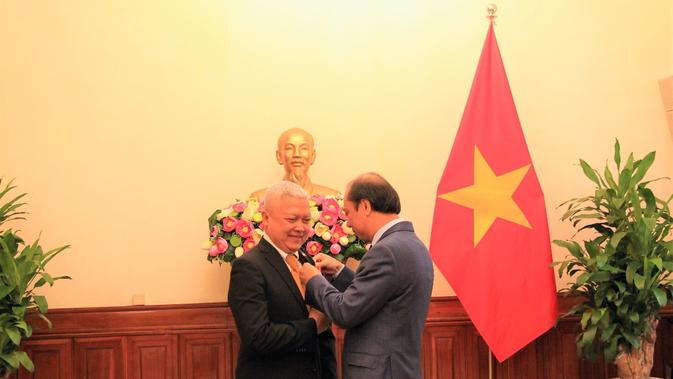 Dubes RI untuk Vietnam, Ibnu Hadi, menerima Order Persahabatan. Dok: KBRI Hanoi