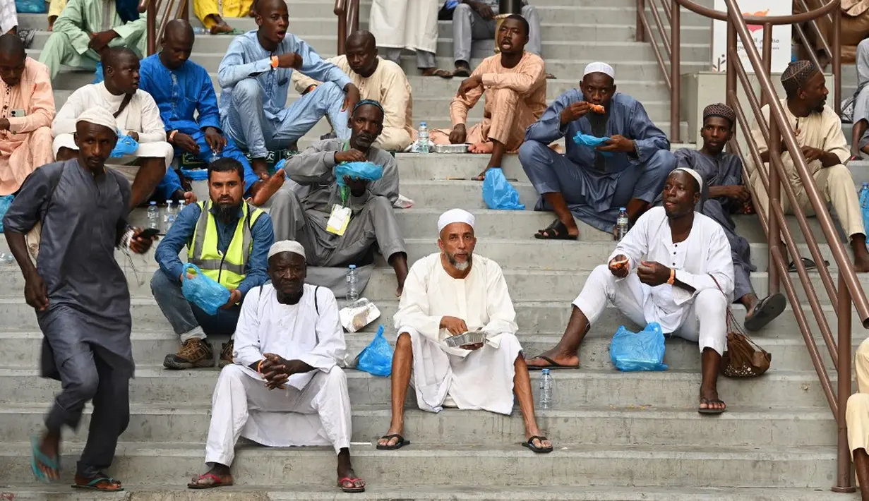 <p>Di dua kota suci, Makkah dan Madinah, Nabi Muhammad mengajarkan empat hal, yakni banyaklah bersedekah, dilarang saling berbantah-bantahan, dilarang berbicara kotor atau mengumpat, dan dilarang berbuat maksiat. (Sajjad HUSSAIN/AFP)</p>