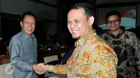Kepala BIN Sutiyoso (kiri) bersalaman dengan Ketua Komisi I DPR RI, Mahfudz Siddiq usai rapat kerja dengan Komisi I DPR, Jakarta, Kamis (10/9/2015). Rapat membahas anggaran BIN dan isu-isu aktual intelejen Indonesia. (Liputan6.com/Johan Tallo)