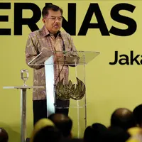 Wapres Jusuf Kalla atau JK ditemani Ketua Umum Partai Golkar Airlangga Hartarto saat menghadiri Rakernas Partai Golkar di Jakarta, Kamis (22/3). JK meminta kader berjuang hadapi Pilkada Serentak 2018 serta Pilpres dan Pileg 2019. (Liputan6.com/JohanTallo)
