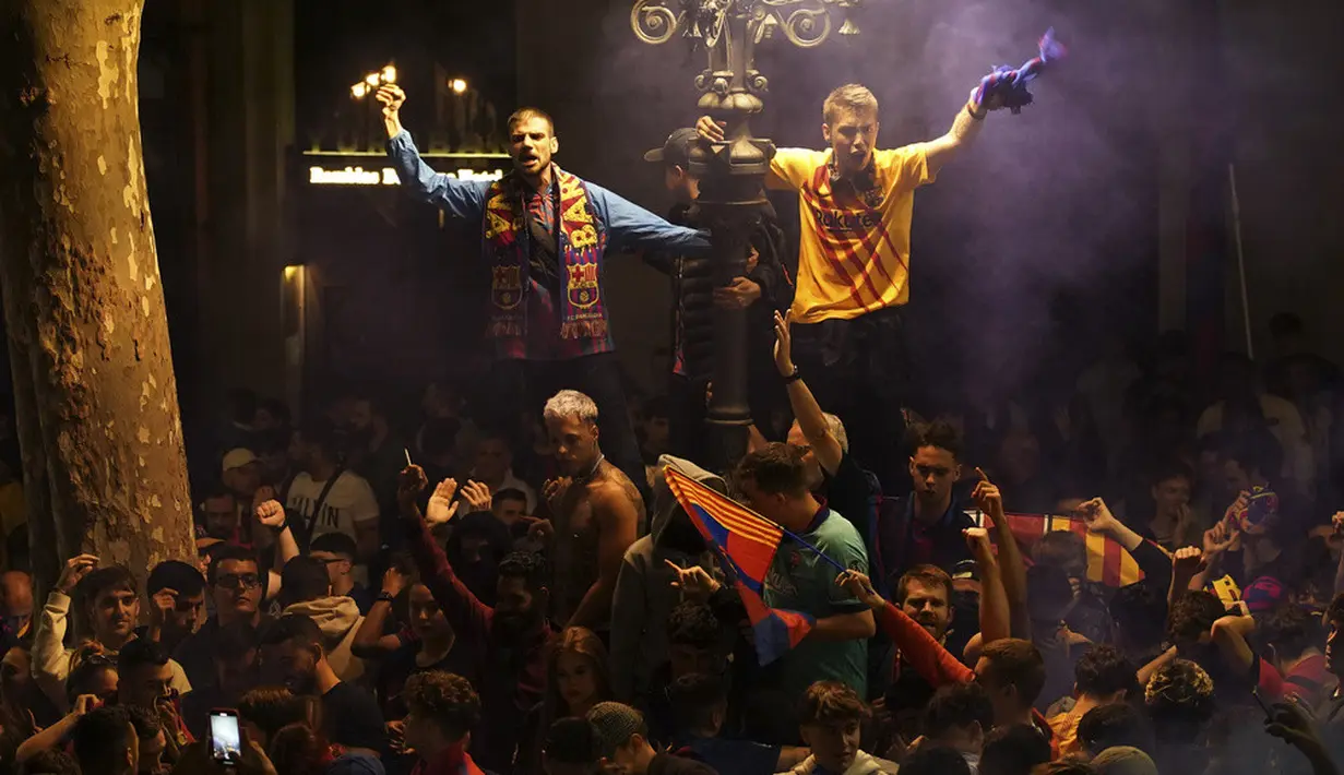 <p>Barcelona akhirnya berhasil kembali merebut gelar juara Liga Spanyol usai menang 4-2 atas Espanyol. (AP Photo/Joan Mateu Parra)</p>