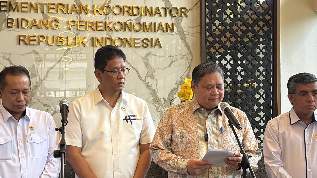 Pemerintah Beri Tambahan Bansos Minyak Goreng dan Beras